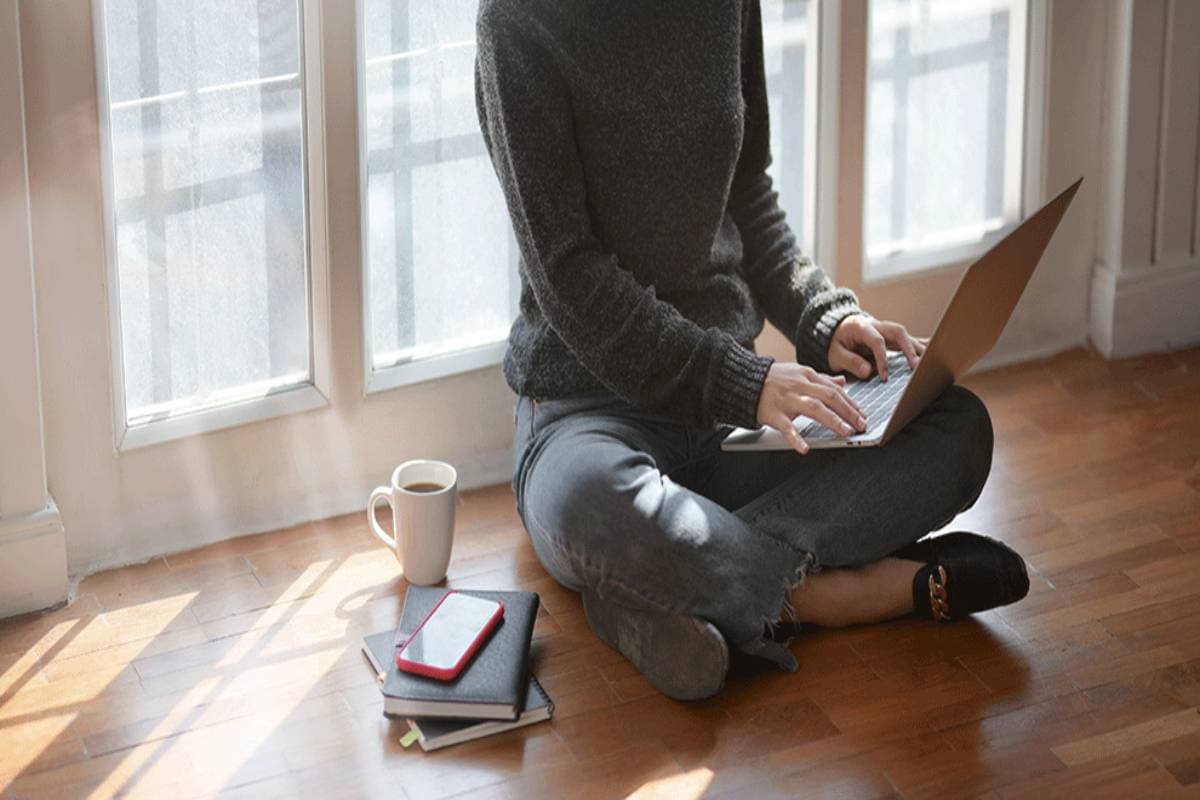 Person on the floor on a computer