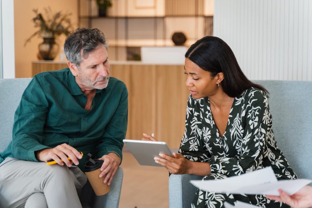 Kolleger som diskuterer diskriminering på arbeidsplassen