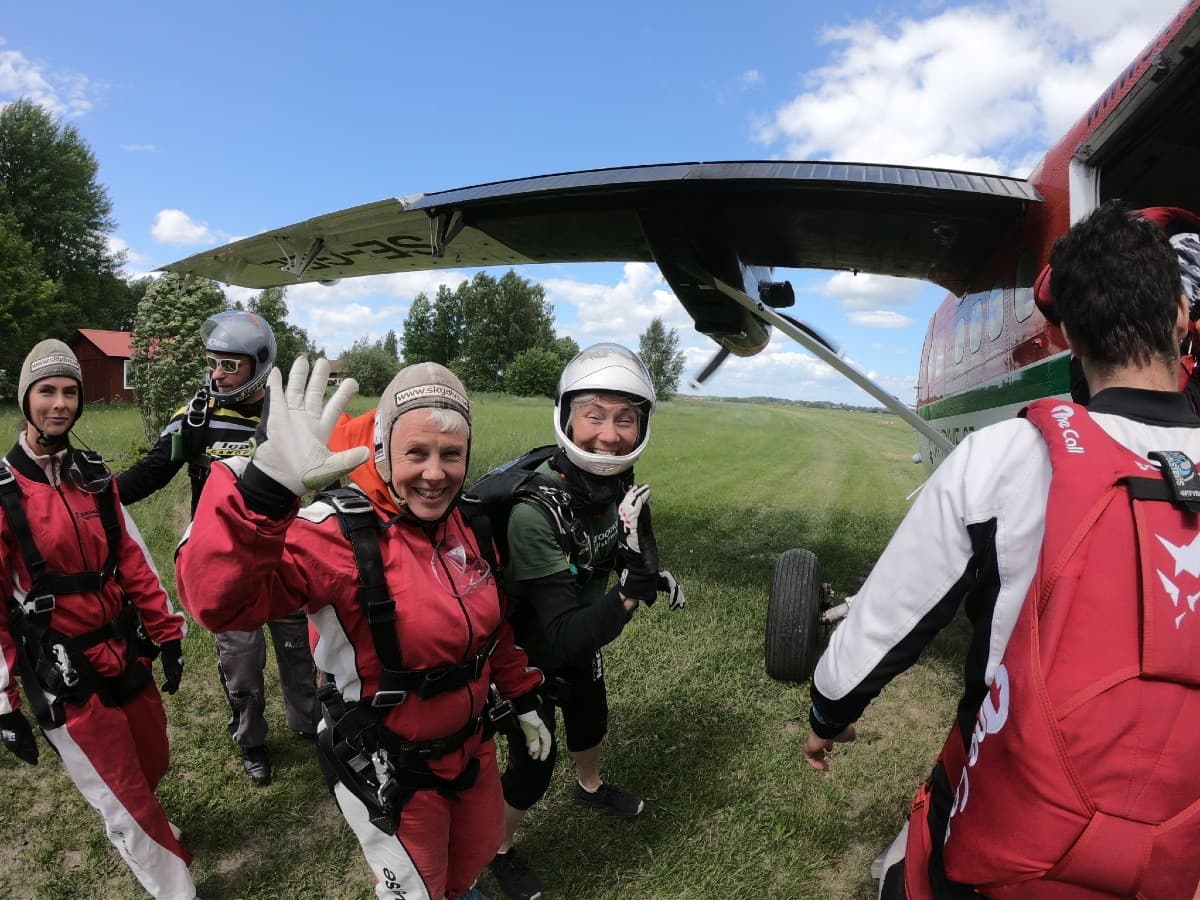 Gruppen på vei inn i flyet for å hoppe fallskjerm